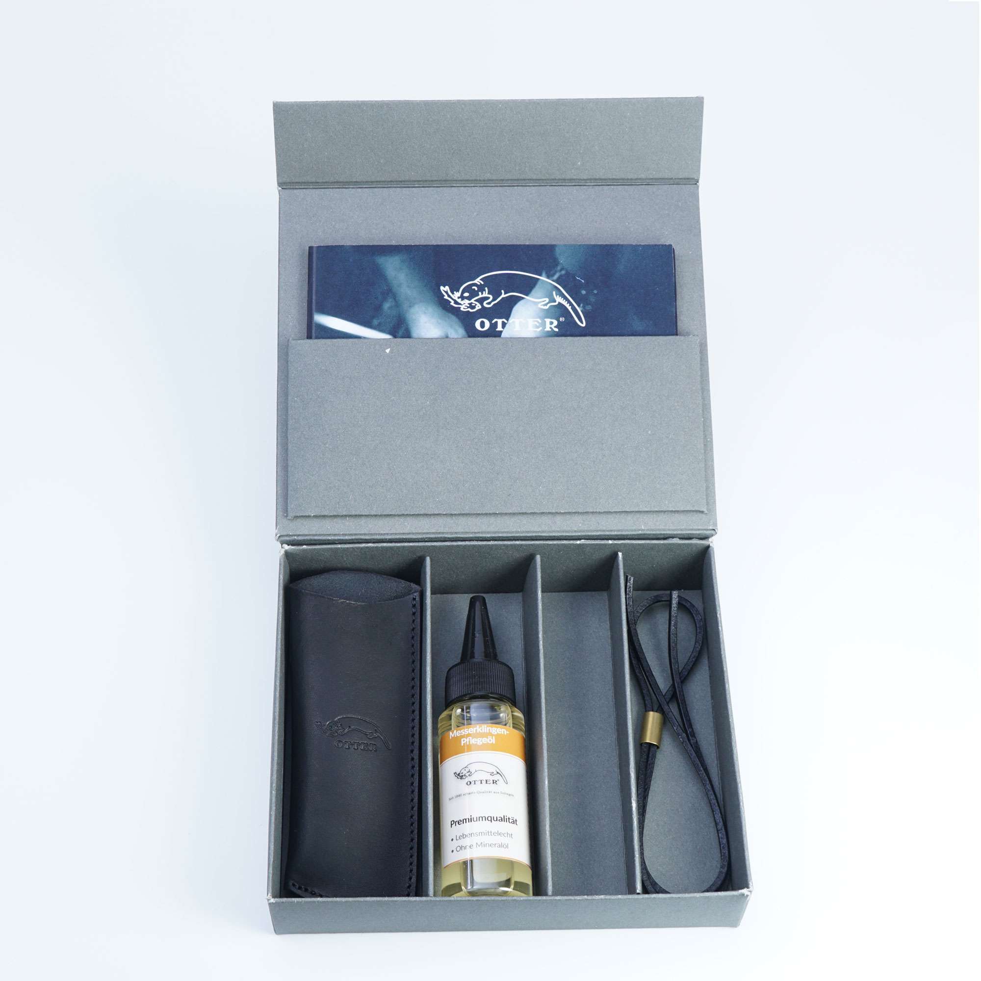 Geschenkbox I mit Etui 03, Pflegeöl Klinge, Lederband und Schlüsselanhänger Geschenkbox I mit Etui 03, Pflegeöl Klinge, Lederband und Schlüsselanhänger